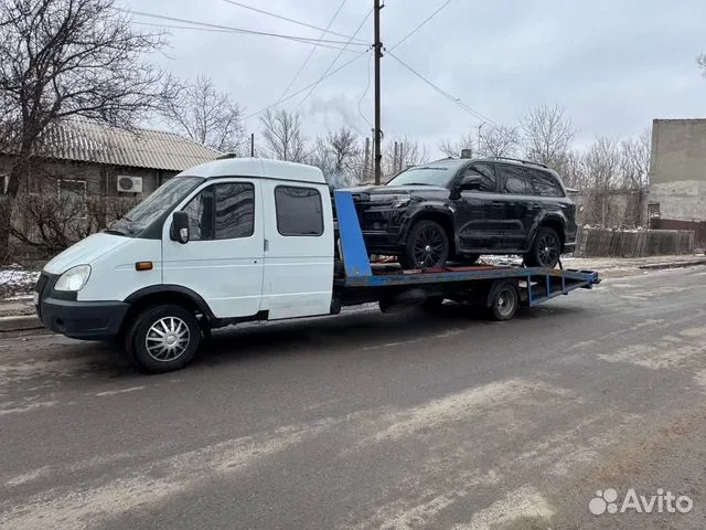 Эвакуатор с автомобилем на улице